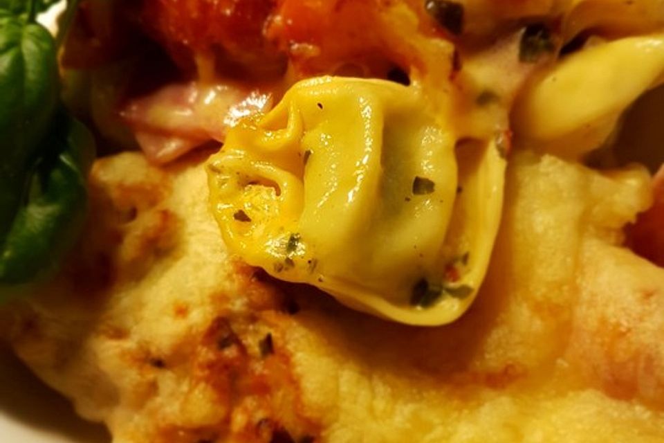 Überbackene Tortellini in einer Knoblauch-Sahnesauce