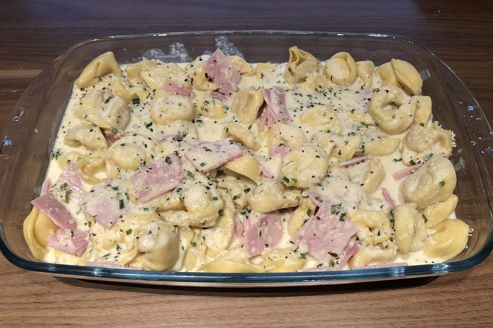 Überbackene Tortellini in einer Knoblauch-Sahnesauce