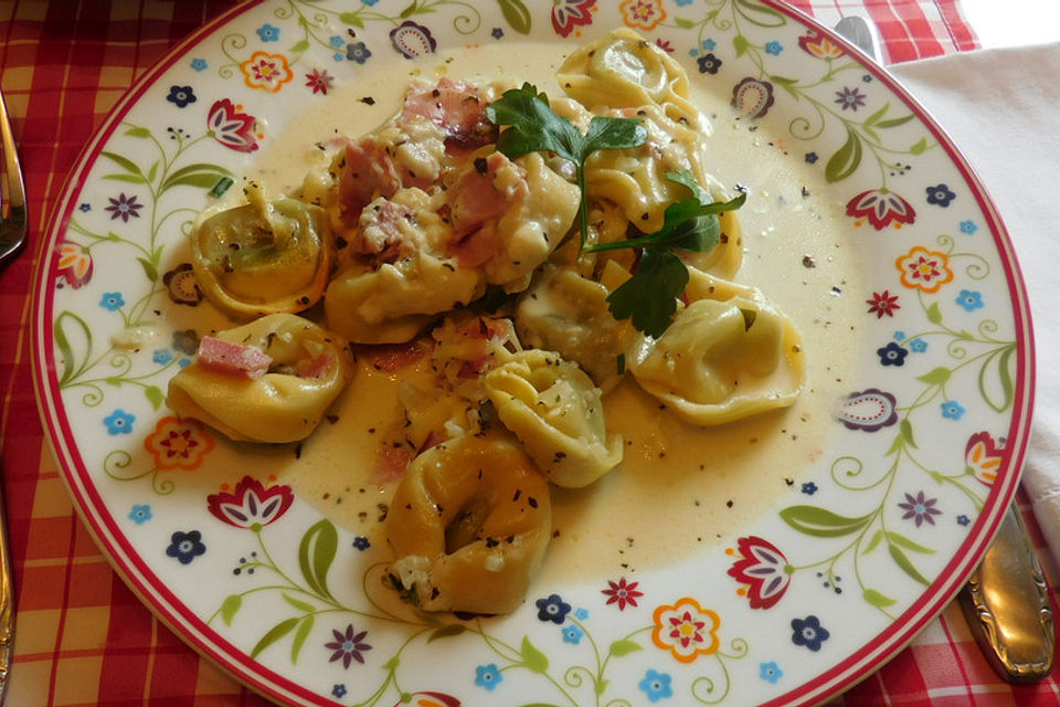 Überbackene Tortellini in einer Knoblauch-Sahnesauce