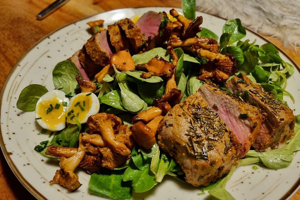 Feldsalat mit Hirschsteak, Pfifferlingen und Wachteleiern