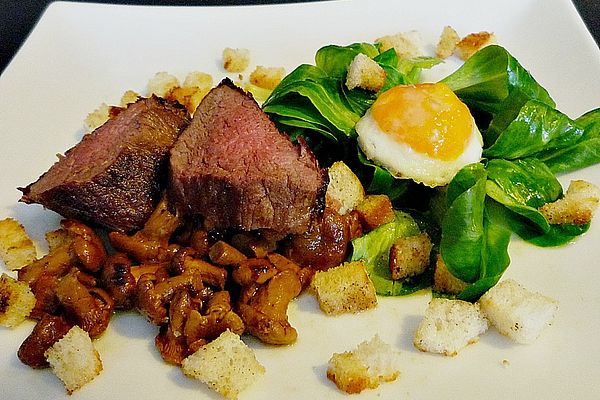 Feldsalat mit Hirschsteak, Pfifferlingen und Wachteleiern von ars ...