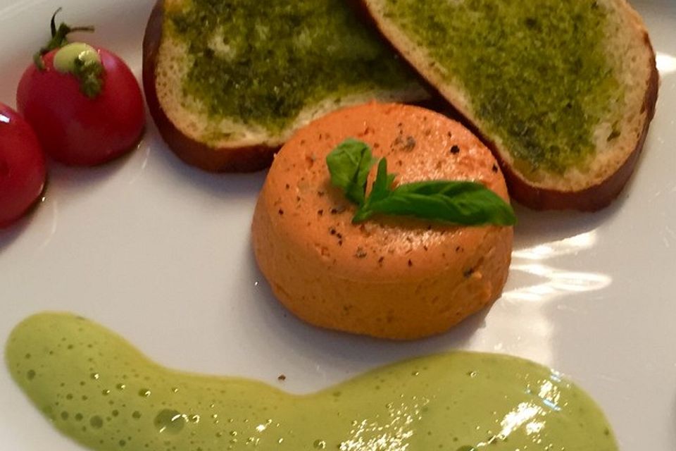 Wachtelei mit Tomatenmousse