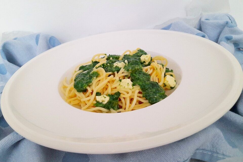 Spaghetti mit Spinat - Feta - Knobi - Soße