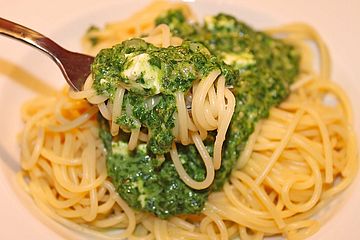 Spaghetti mit Spinat - Feta - Knobi - Soße