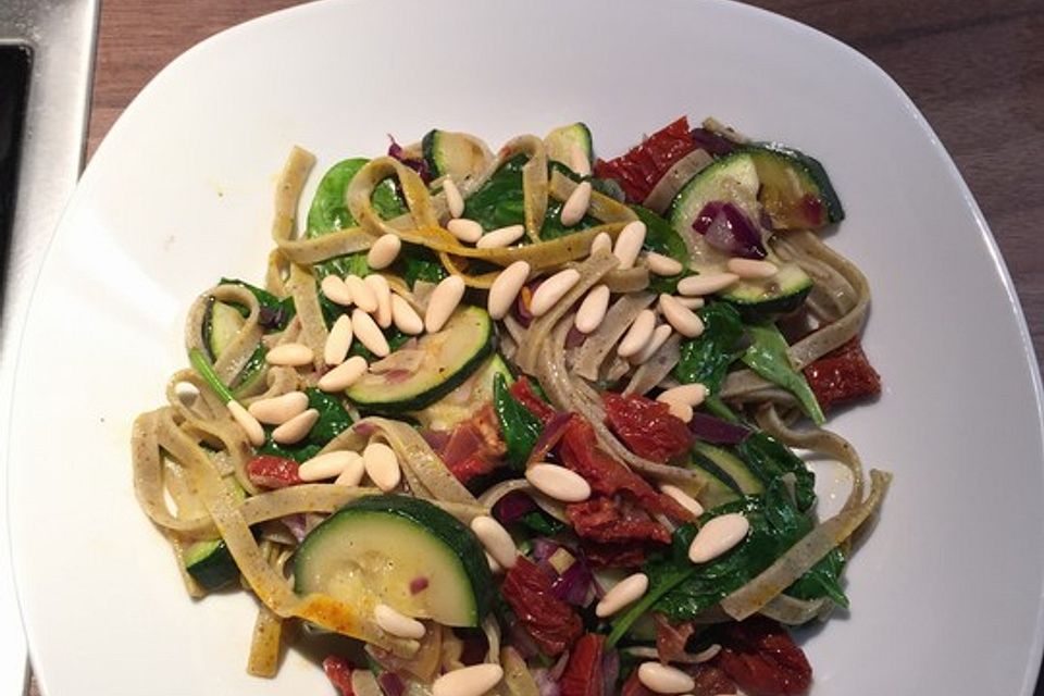 Pasta mit Zucchini, Spinat und getrockneten Tomaten