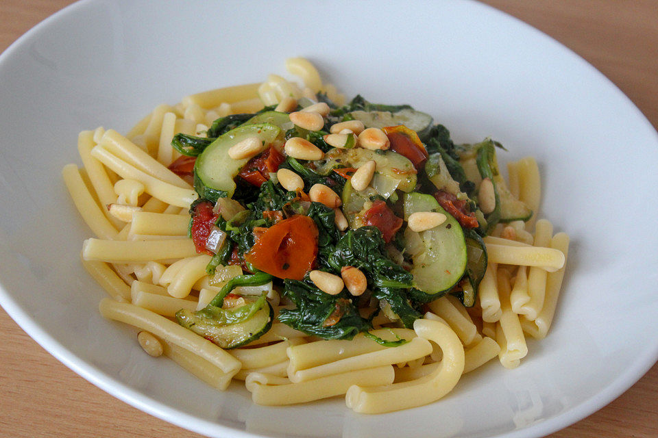 Pasta mit Zucchini, Spinat und getrockneten Tomaten