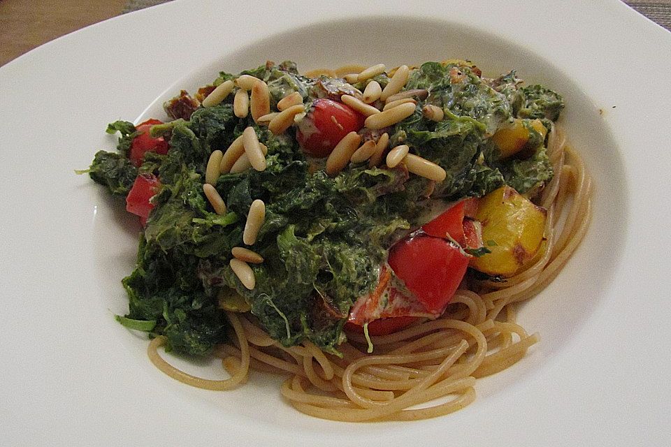 Pasta mit Zucchini, Spinat und getrockneten Tomaten