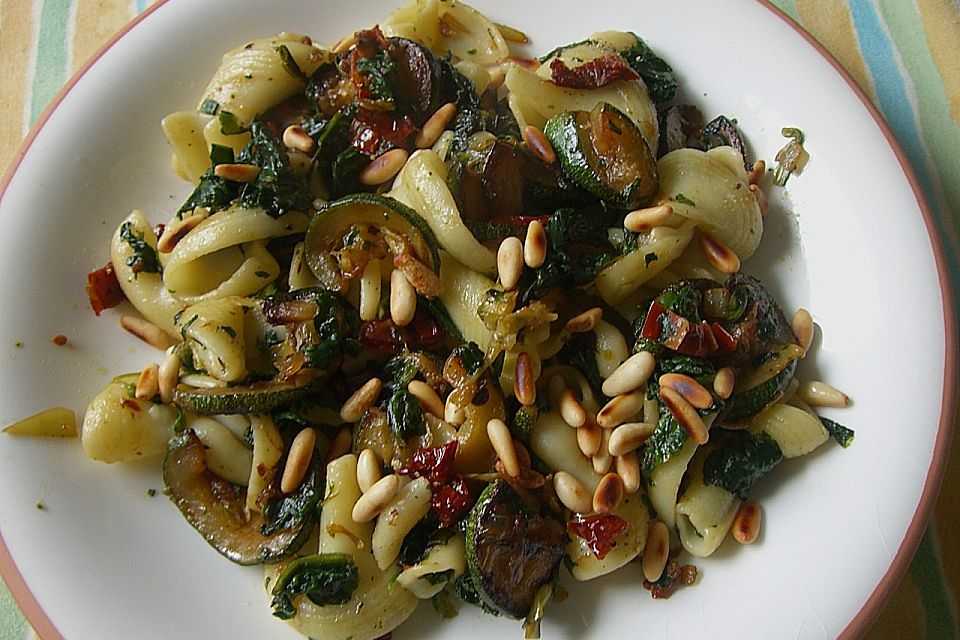 Pasta mit Zucchini, Spinat und getrockneten Tomaten