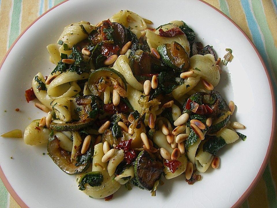 Pasta Mit Zucchini Spinat Und Getrockneten Tomaten Von Peeknockyo Chefkoch