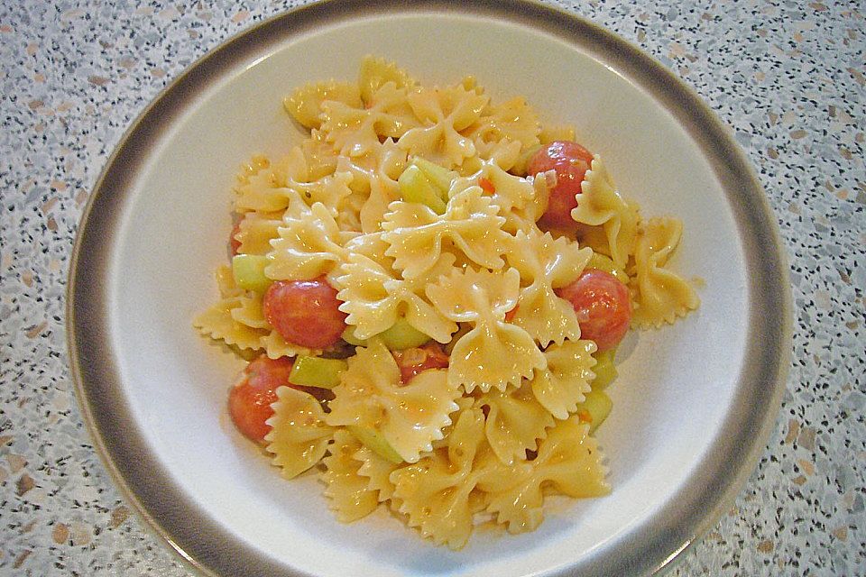 Pasta mit Tomaten-Gurken-Brunch-Sauce