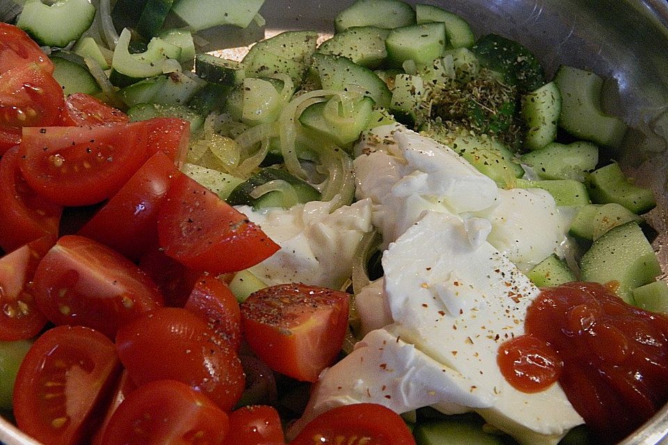 Pasta mit Tomaten-Gurken-Brunch-Sauce