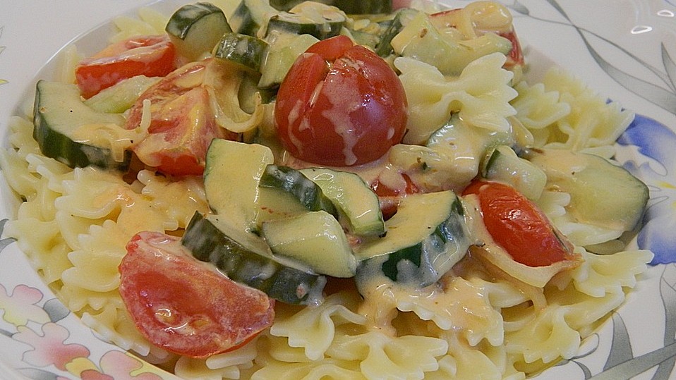 Pasta mit Tomaten-Gurken-Brunch-Sauce von eyndjie Pasta mit Tomaten-Gurken-Brunch-Sauce von eyndjie