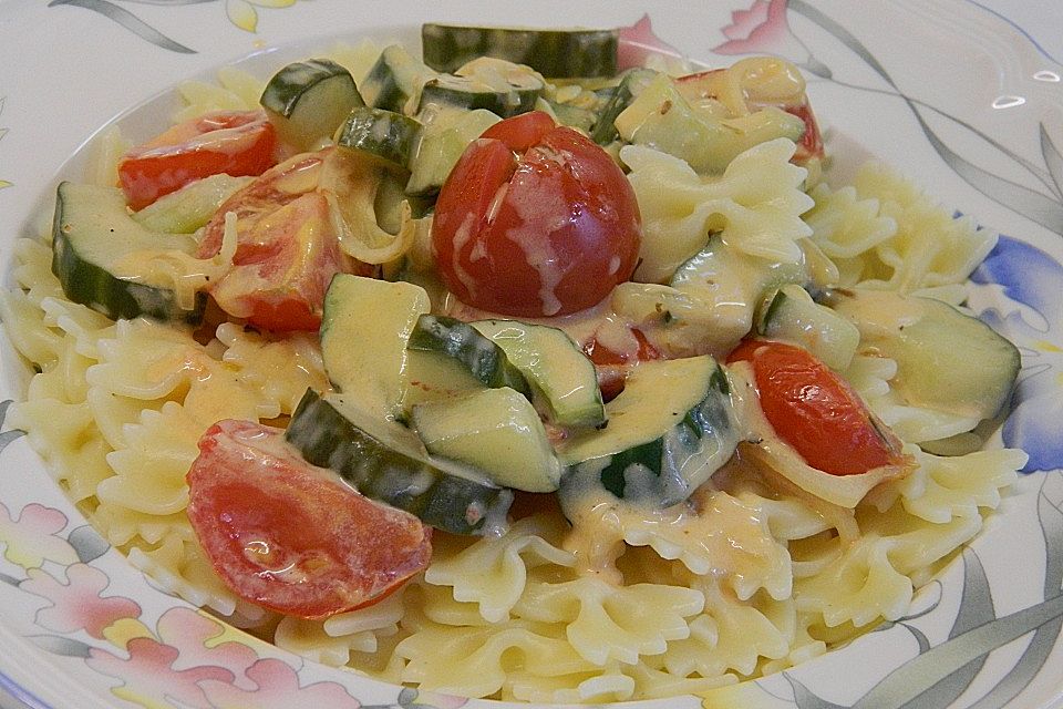 Pasta mit Tomaten-Gurken-Brunch-Sauce