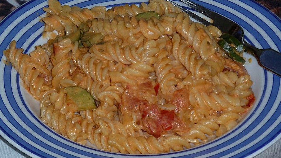 Pasta mit Tomaten-Gurken-Brunch-Sauce von eyndjie Pasta mit Tomaten-Gurken-Brunch-Sauce von eyndjie