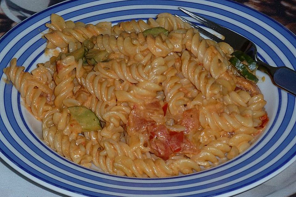 Pasta mit Tomaten-Gurken-Brunch-Sauce