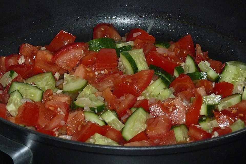 Pasta mit Tomaten-Gurken-Brunch-Sauce