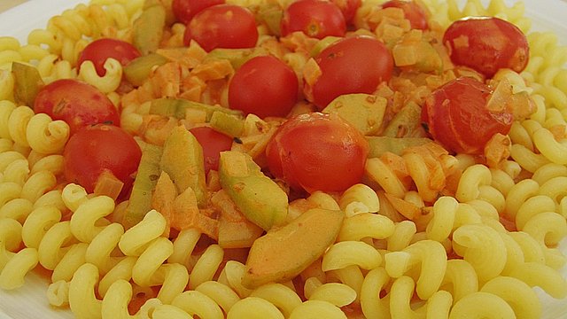 Pasta mit Tomaten-Gurken-Brunch-Sauce von eyndjie Pasta mit Tomaten-Gurken-Brunch-Sauce von eyndjie