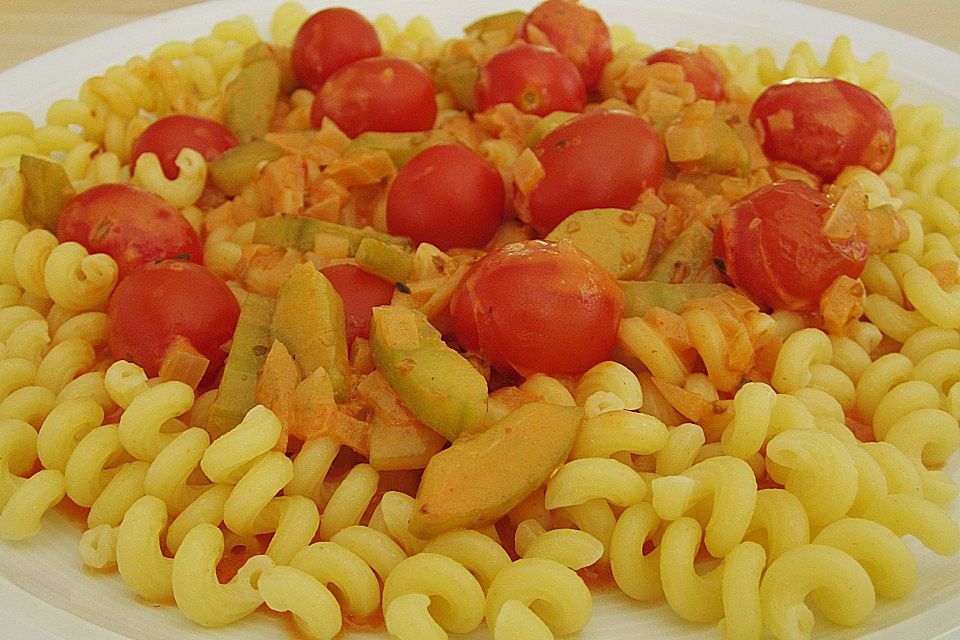 Pasta mit Tomaten-Gurken-Brunch-Sauce