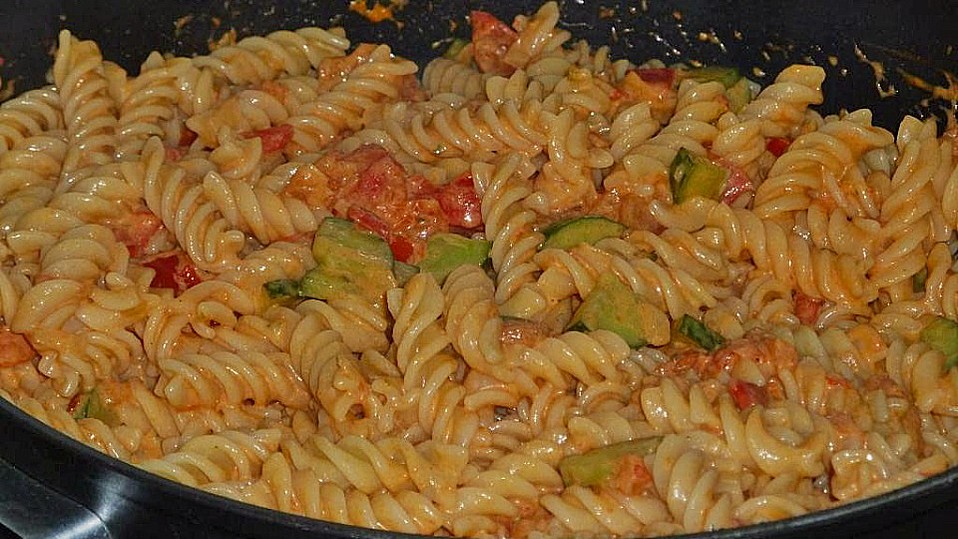 Pasta mit Tomaten-Gurken-Brunch-Sauce von eyndjie Pasta mit Tomaten-Gurken-Brunch-Sauce von eyndjie