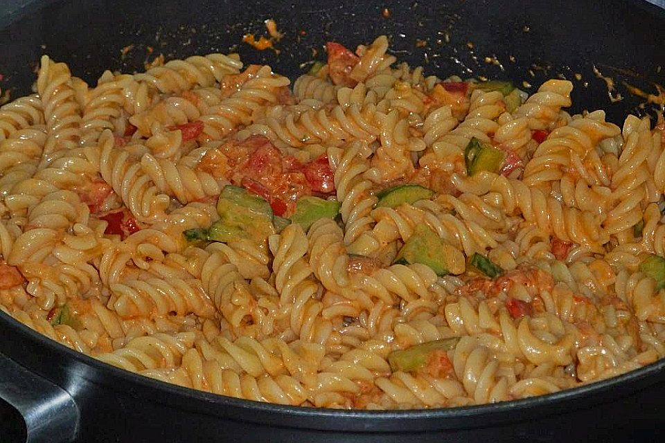 Pasta mit Tomaten-Gurken-Brunch-Sauce