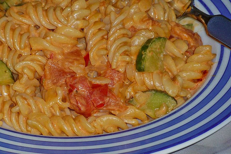 Pasta mit Tomaten-Gurken-Brunch-Sauce