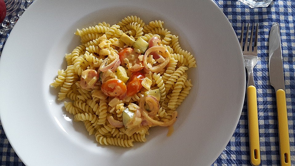 Pasta mit Tomaten-Gurken-Brunch-Sauce von eyndjie Pasta mit Tomaten-Gurken-Brunch-Sauce von eyndjie