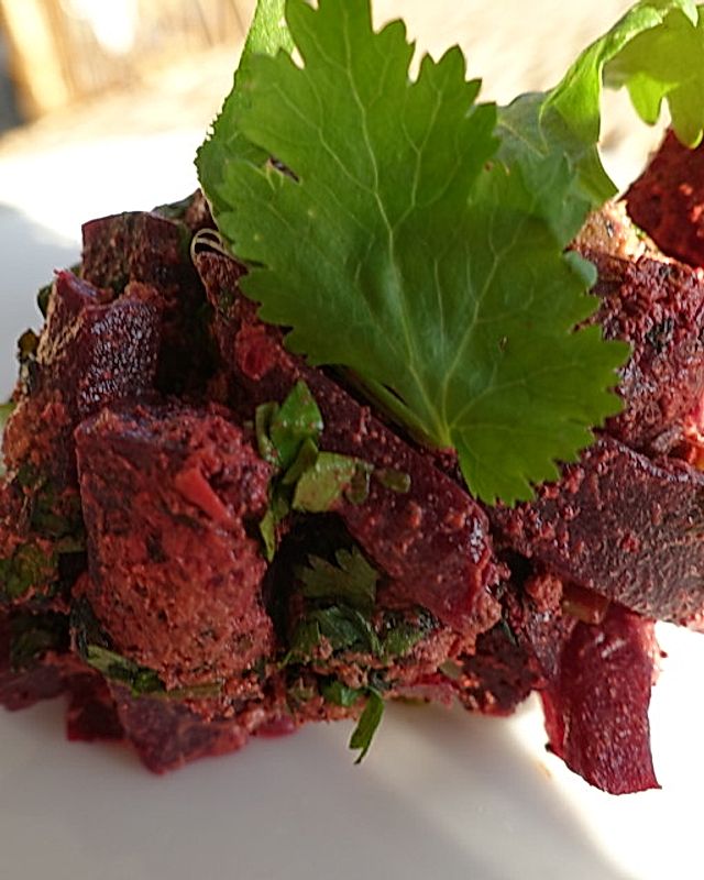 Georgischer Rote Bete - Salat mit Walnüssen und Backpflaumen