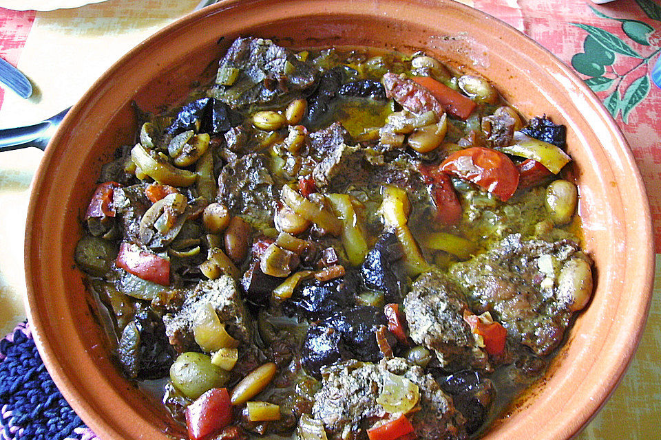 Rindfleisch - Tajine mit Mandeln und Backpflaumen Rindfleisch - Tajine mit Mandeln und Backpflaumen