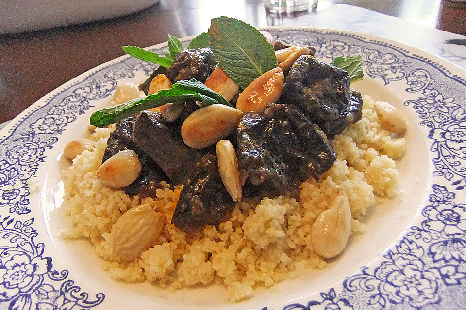 Rindfleisch - Tajine mit Mandeln und Backpflaumen Rindfleisch - Tajine mit Mandeln und Backpflaumen