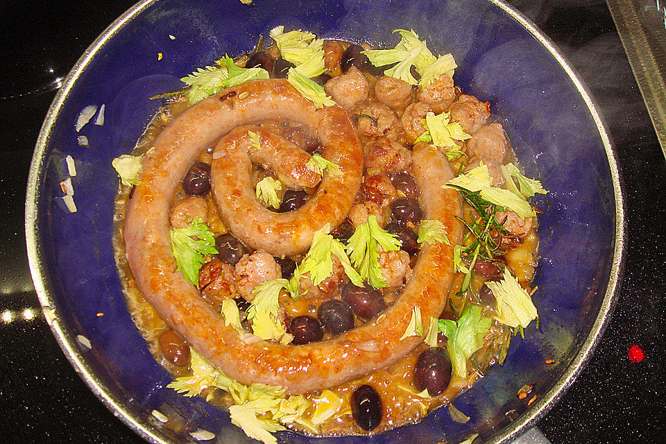 Bratwurst mit Oliven und Rosmarin