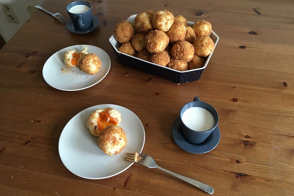 Marillenknödel mit Kartoffelteig