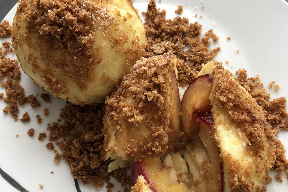 Marillenknödel mit Kartoffelteig