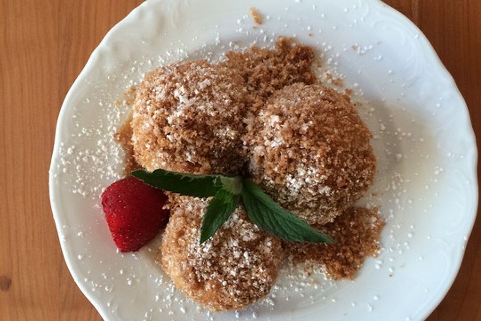 Marillenknödel mit Kartoffelteig