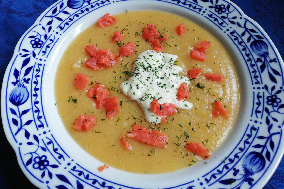 Kartoffelcremesuppe mit Räucherlachs