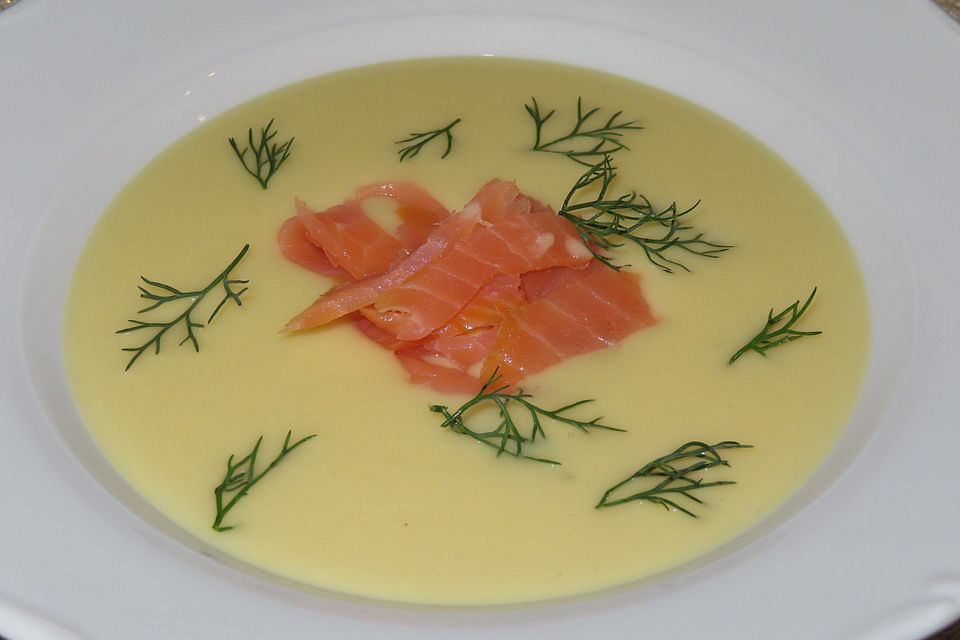 Kartoffelcremesuppe mit Räucherlachs