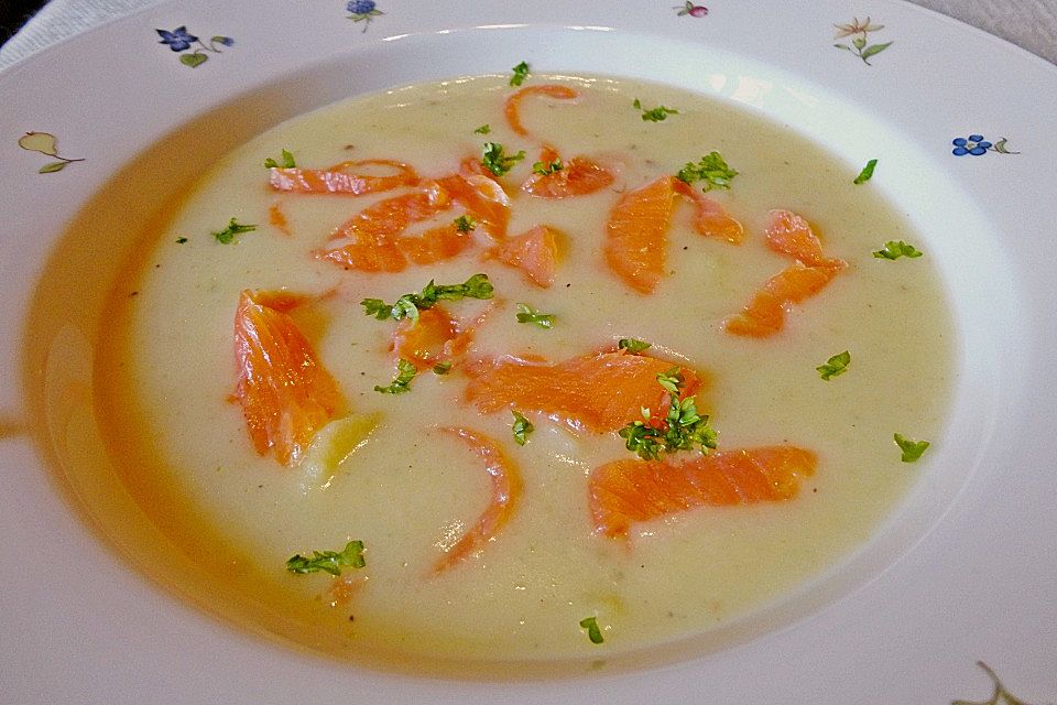 Kartoffelcremesuppe mit Räucherlachs