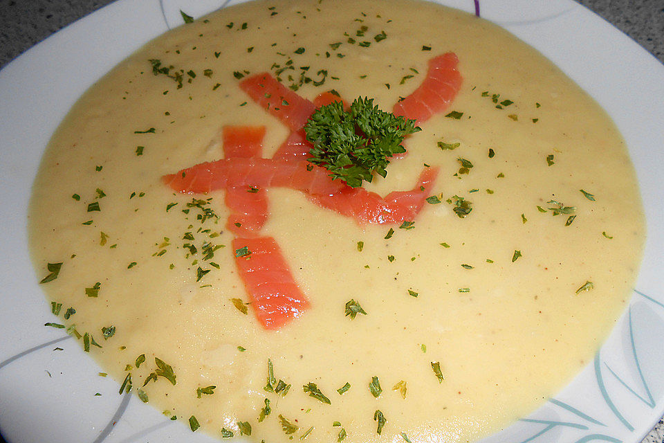 Kartoffelcremesuppe mit Räucherlachs