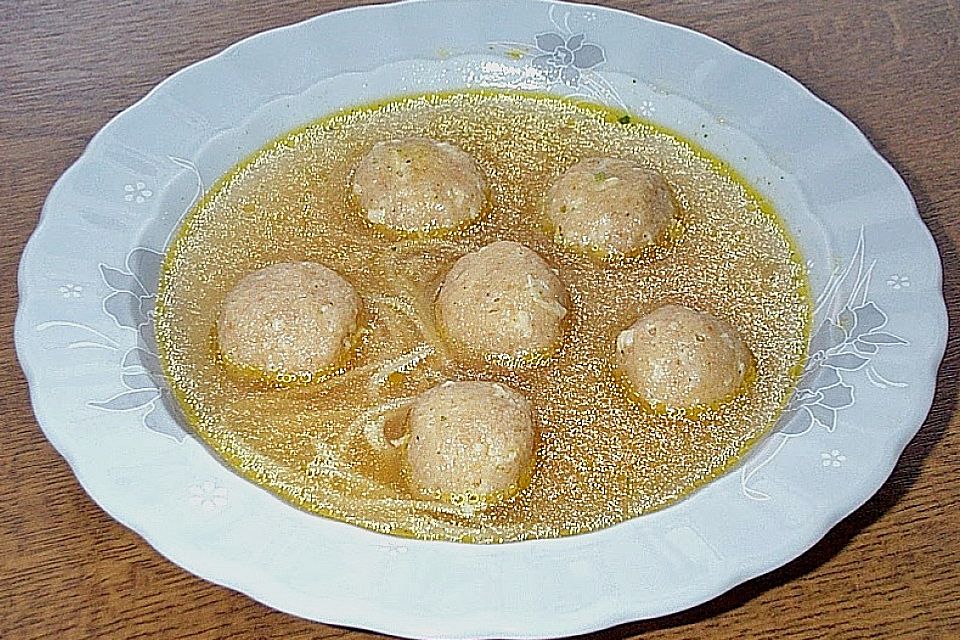 Käseknödel als Suppeneinlage