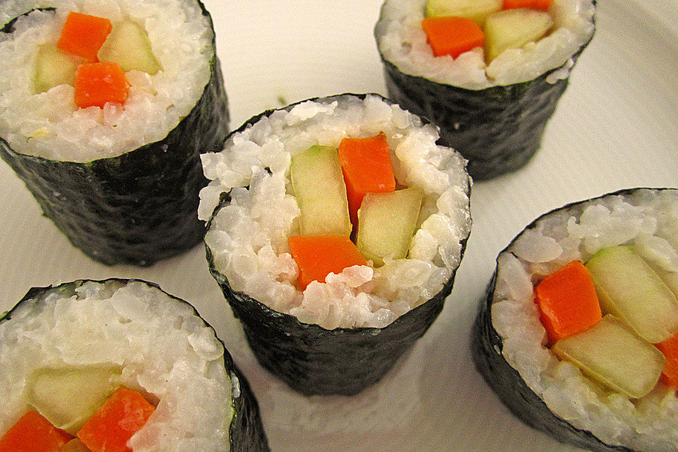 Sushi mit Möhren- und Gurkenfüllung