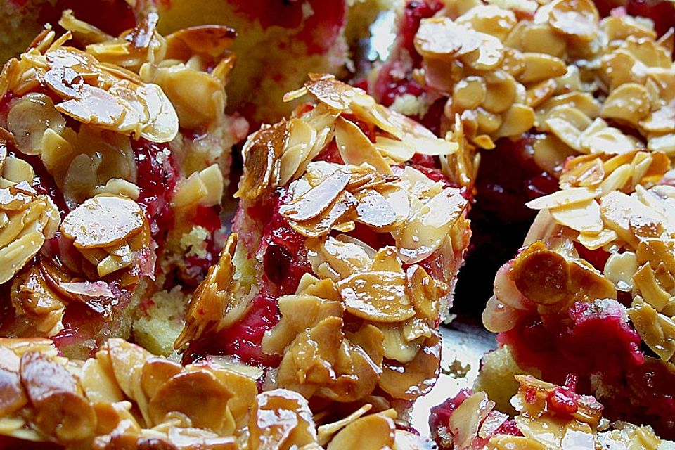 Johannisbeerkuchen mit Mandelkrokant