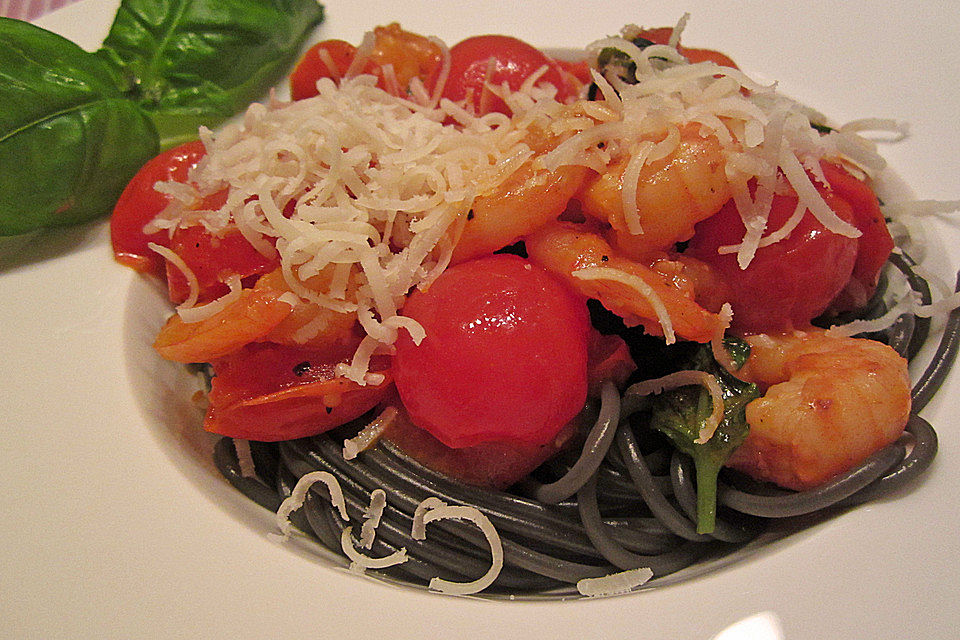 Tagliatelle mit Garnelen an Basilikum und Cocktailtomaten