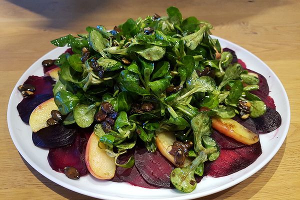 Carpaccio von Roter Bete mit Feldsalat, Birnen und Kürbiskernkrokant ...