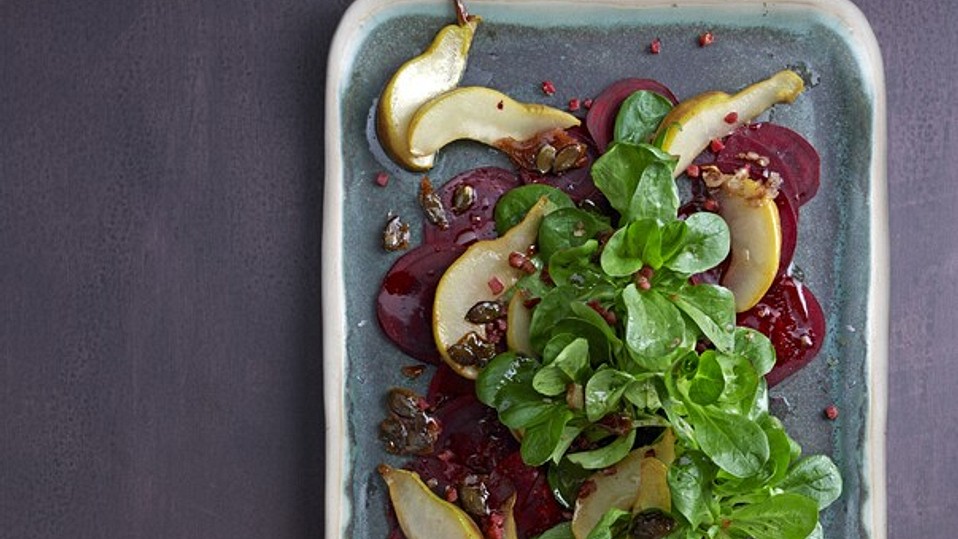 carpaccio-von-roter-bete-mit-feldsalat-birnen-und-k-rbiskernkrokant