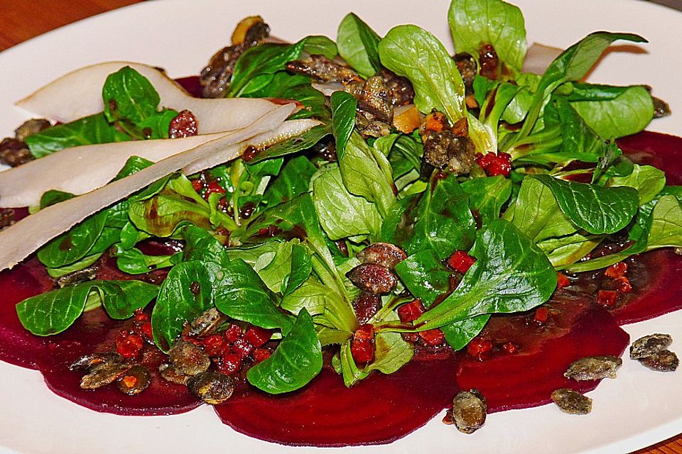 Carpaccio von Roter Bete mit Feldsalat, Birnen und Kürbiskernkrokant