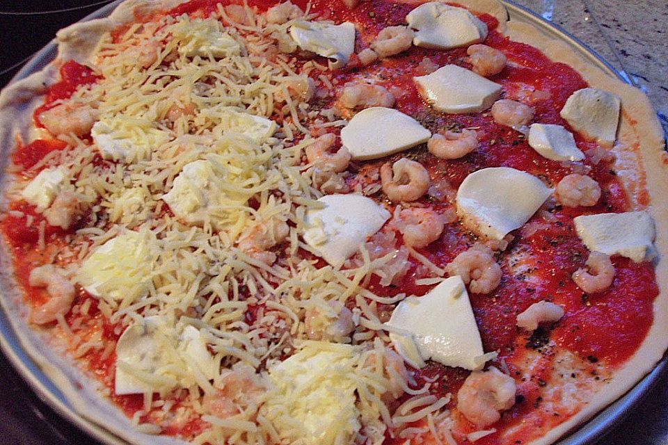 Pizza mit Shrimps, Rucola & Kirschtomaten