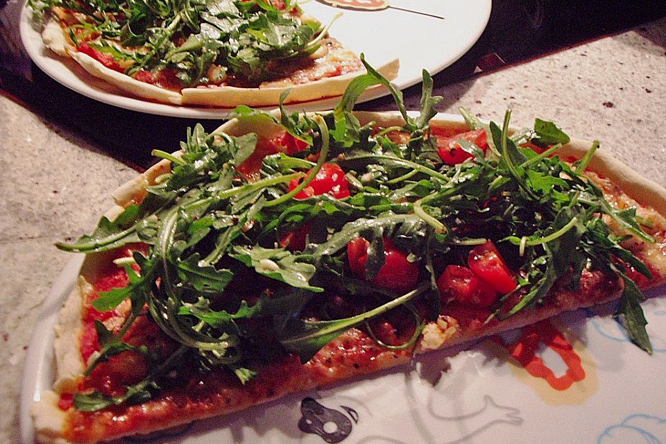 Pizza mit Shrimps, Rucola & Kirschtomaten