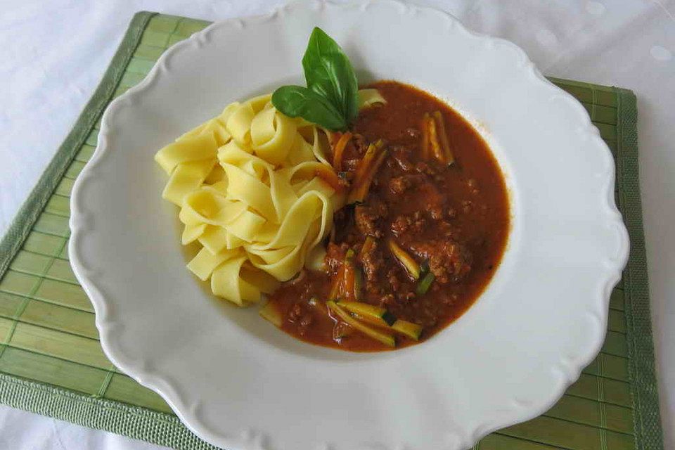 Nudeln mit Hackfleisch - Zucchini Soße