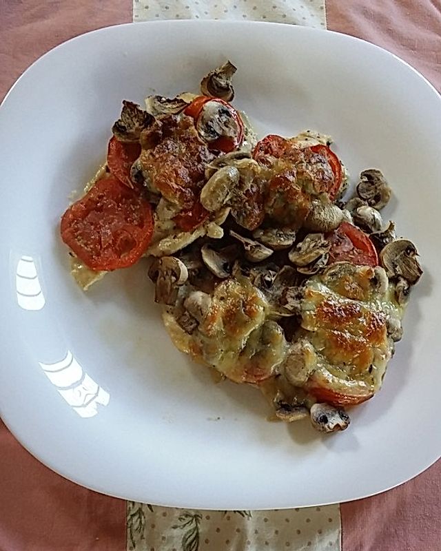 Überbackene Hähnchenfiletsteaks mit Tomate und Champignons