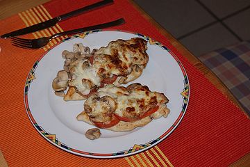 Uberbackene Hahnchenfiletsteaks Mit Tomate Und Champignons Von Einfachausprobieren Chefkoch 