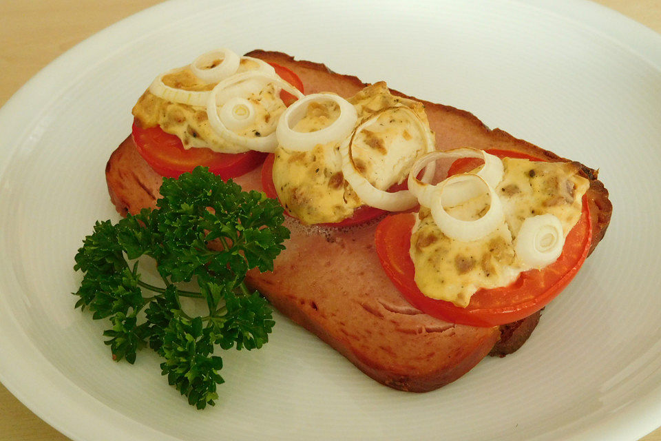 Zwiebelfleischkäse mit Senfhaube